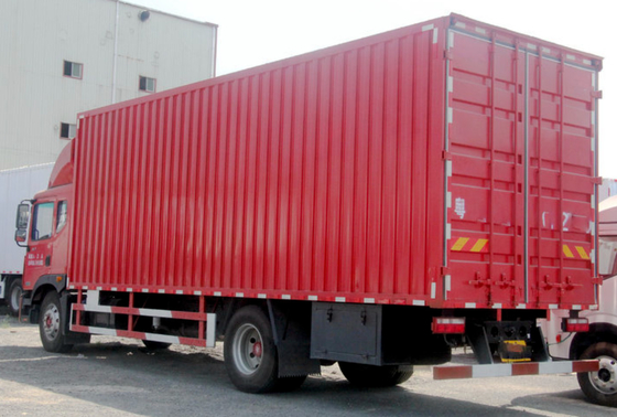 شاحنة تسليم بضائع الديزل Euro V Level Van Cargo Truck 4x2 Driving 5200mm Wheelbase