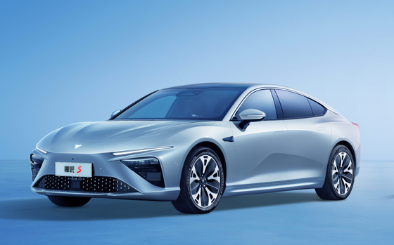 170kw EV سيارة كهربائية 4 مقاعد السيارات الرياضية الكهربائية 715km التحمل